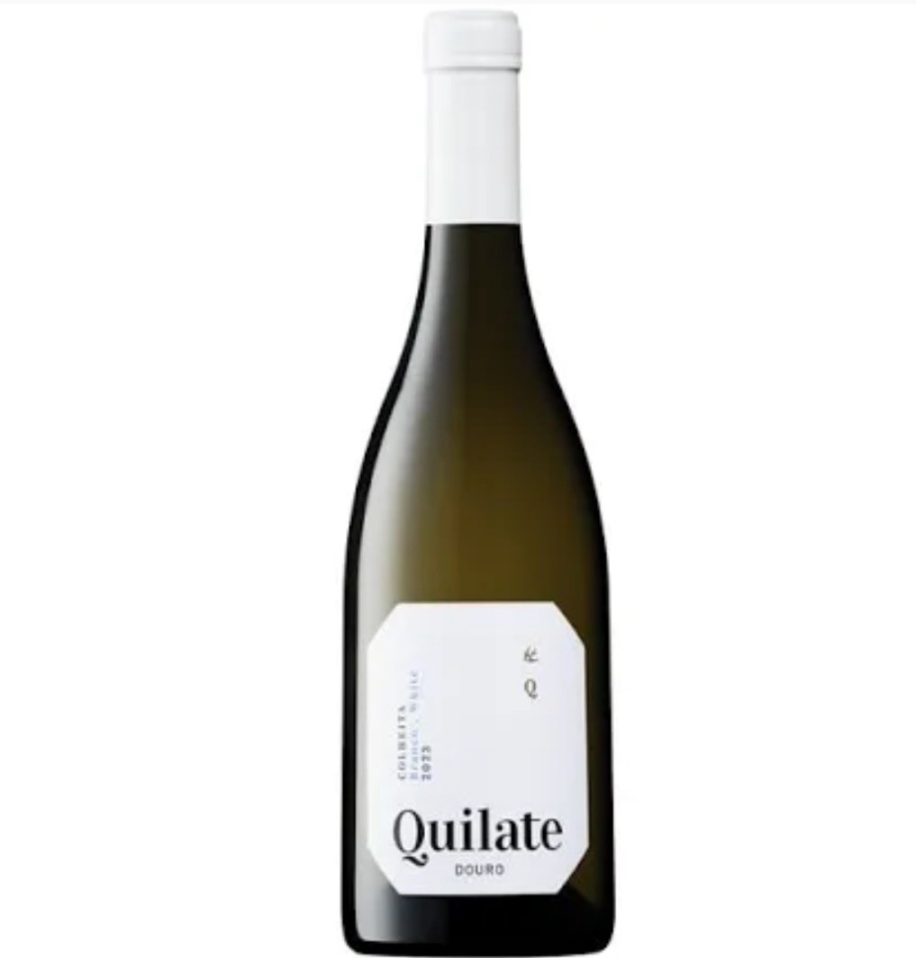 Garrafa de vinho verde escuro com rótulo branco e texto Quilate Douro