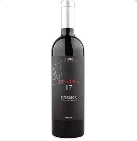Garrafa de vinho tinto com rótulo preto e texto branco e vermelho
