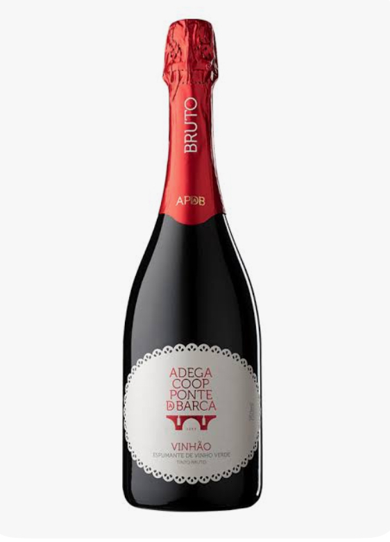 Garrafa de vinho espumante com rótulo branco e detalhes vermelhos