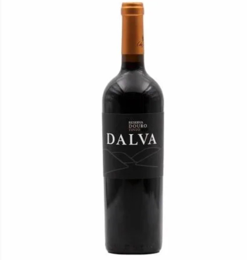 Garrafa de vinho tinto com rótulo preto e tampa laranja