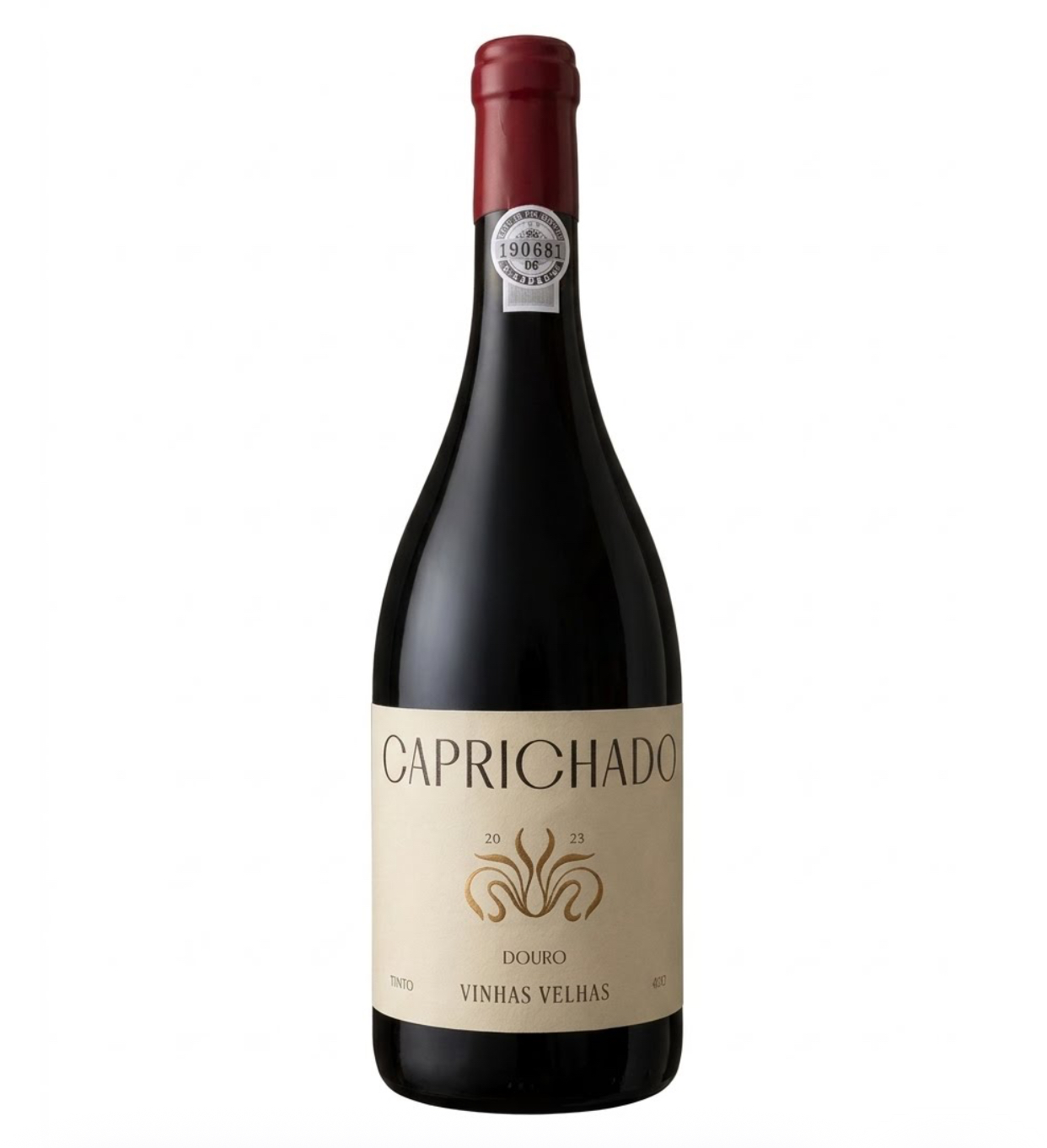 Garrafa de vinho tinto com rótulo bege CAPRICHADO 2023 e rolha de cera vermelha