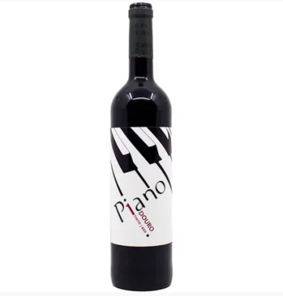 Garrafa de vinho tinto com rótulo decorado a preto e branco e texto Piano DOURO FONSECA