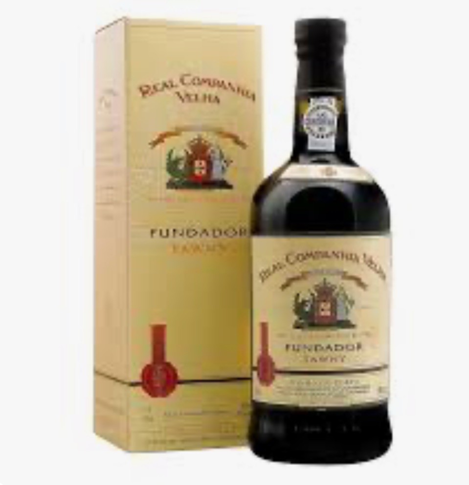 Garrafa de vinho do Porto com caixa ao lado em fundo branco