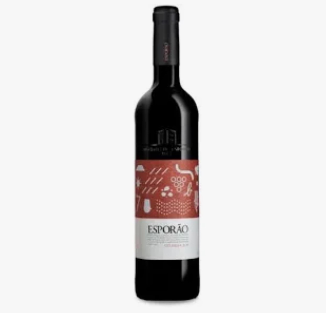 Garrafa de vinho tinto Esporão com etiqueta vermelha e branca