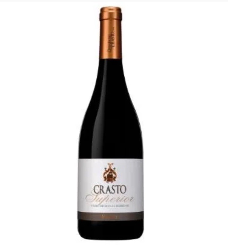 Garrafa de vinho tinto Crasto Superior com rótulo branco e tampa cobre