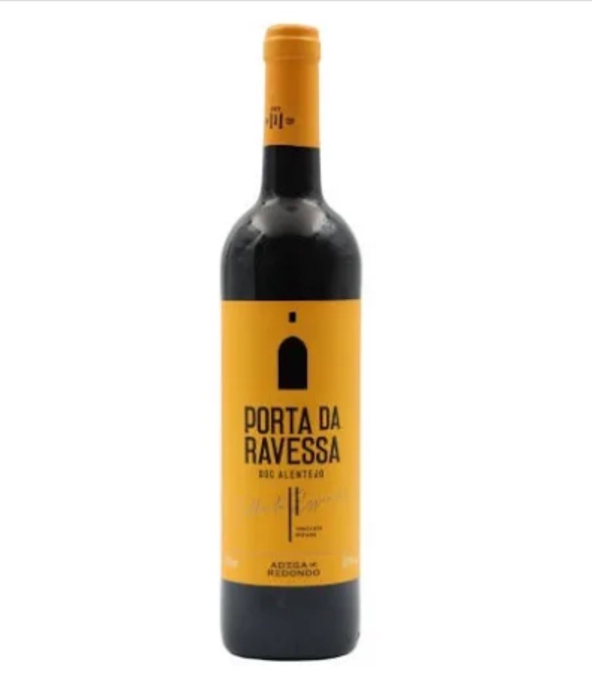 Garrafa de vinho com rótulo amarelo e texto preto Porta da Ravessa
