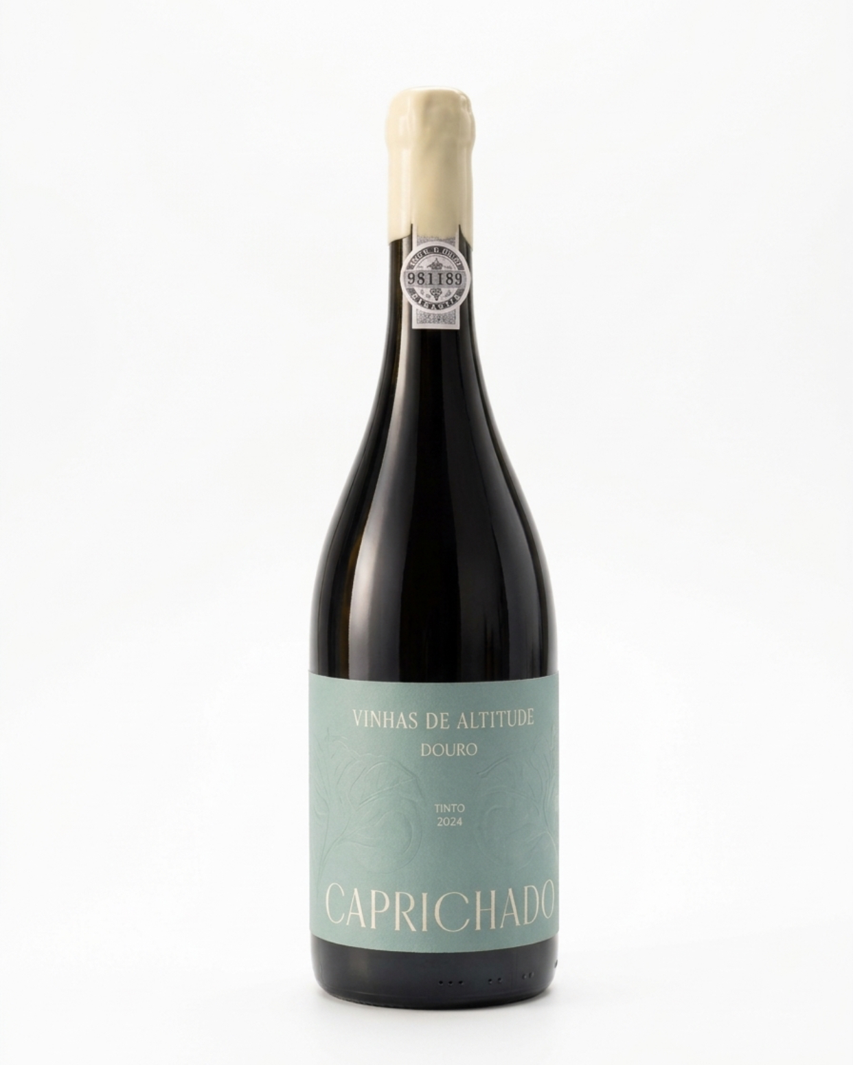 Garrafa de vinho tinto com rótulo verde azulado e selo branco no gargalo