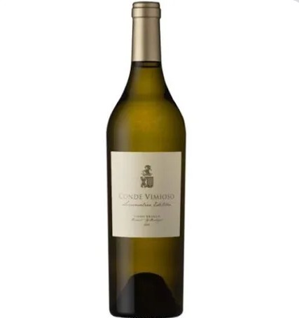 Garrafas de vinho branco Conde Vimioso com rótulo creme e tampa dourada