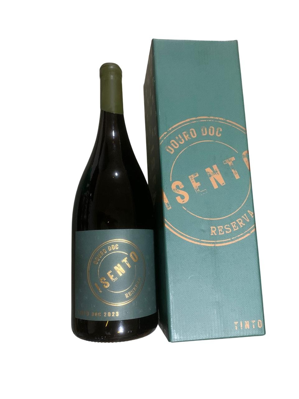 Garrafa de vinho tinto com rótulo verde-azulado e caixa com texto ISENTO DOURO DOC RESERVA 2023