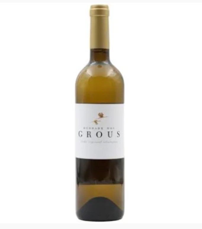 Garrafa de vinho branco com rótulo branco e cápsula dourada