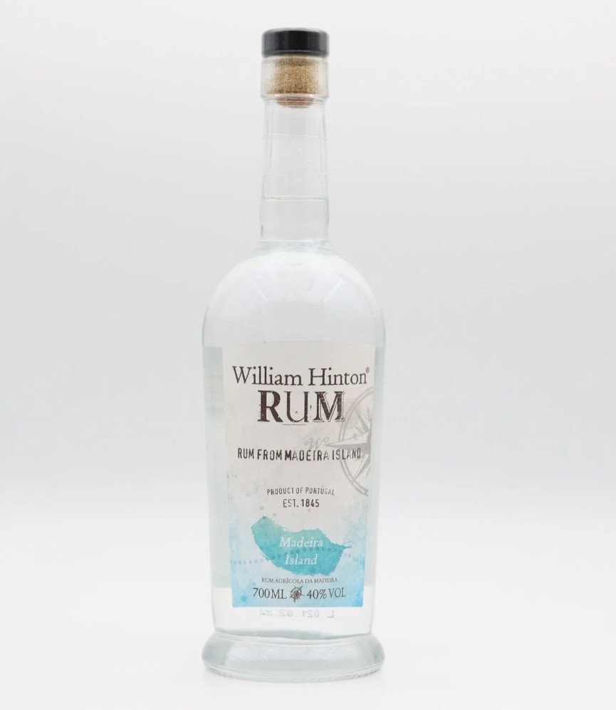 Garrafa transparente de rum William Hinton com rótulo branco e azul