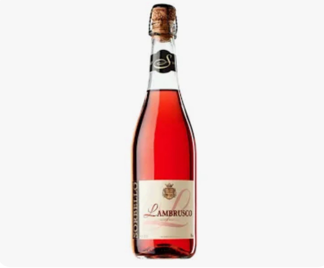 Garrafa de vinho Lambrusco com rótulo creme e líquido vermelho.