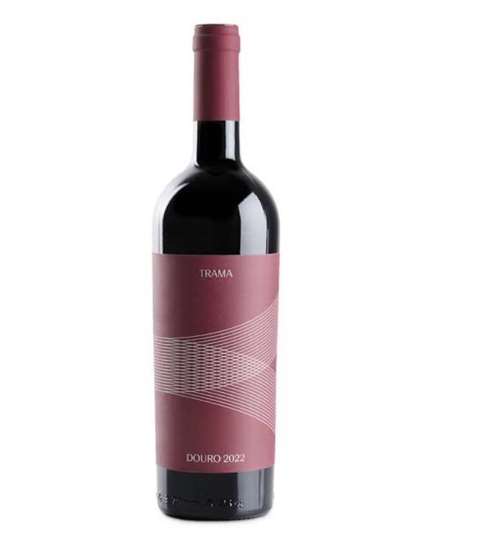 Garrafa de vinho tinto com rótulo bordeaux TRAMA e DOURO 2022