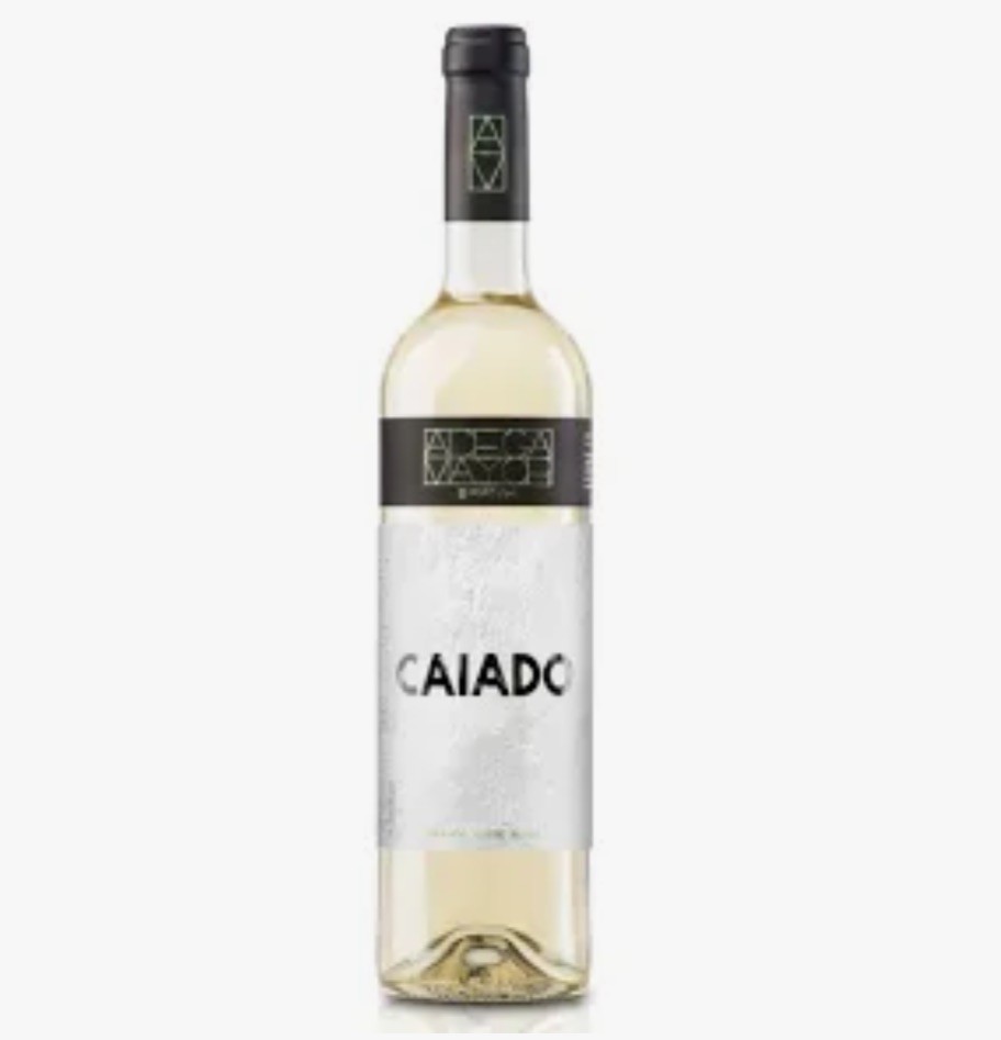 Garrafa de vinho branco com rótulo branco e preto e texto CAIADO