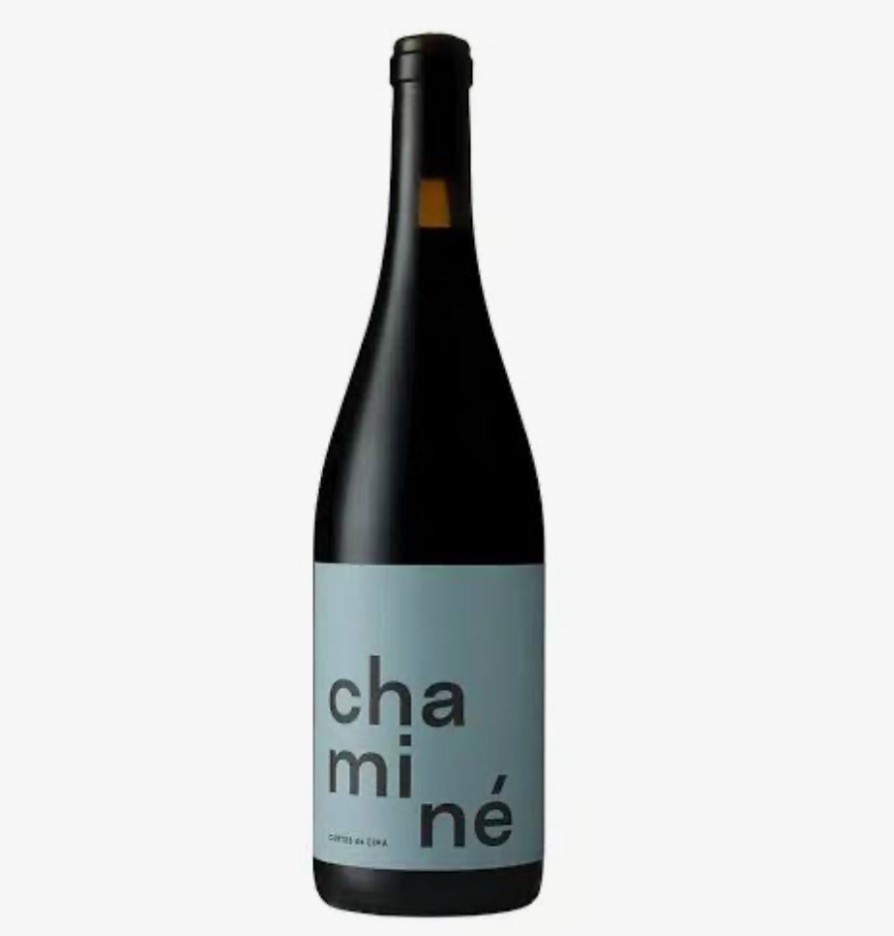 Garrafa de vinho tinto com rótulo azul claro e texto 'chaminé'