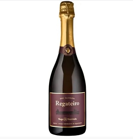 Garrafa de vinho espumante Regateiro com rótulo castanho e dourado