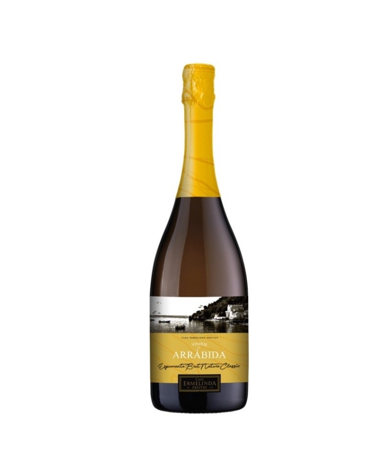 Garrafas de champanhe com rótulo amarelo e imagem de praia