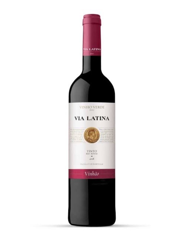 Garrafa de vinho tinto VIA LATINA com rótulo branco e vermelho