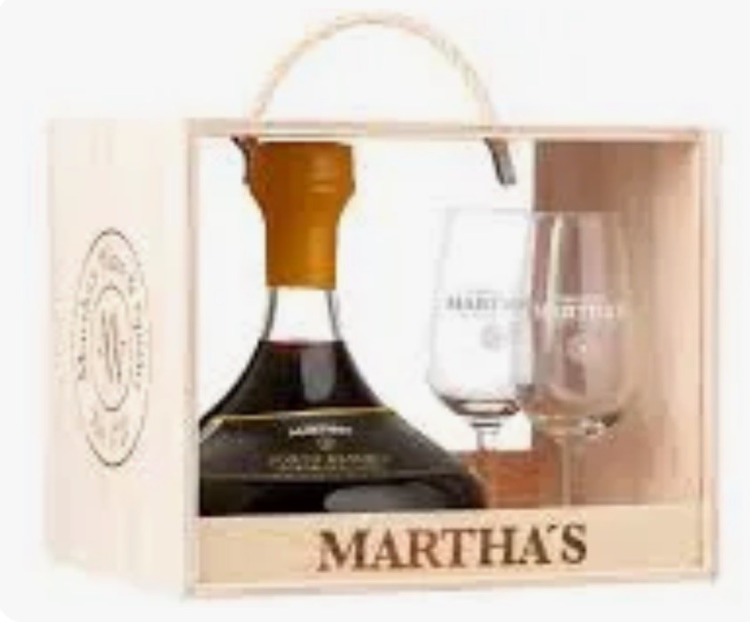 Conjunto de bebida alcoólica com copos em caixa de madeira