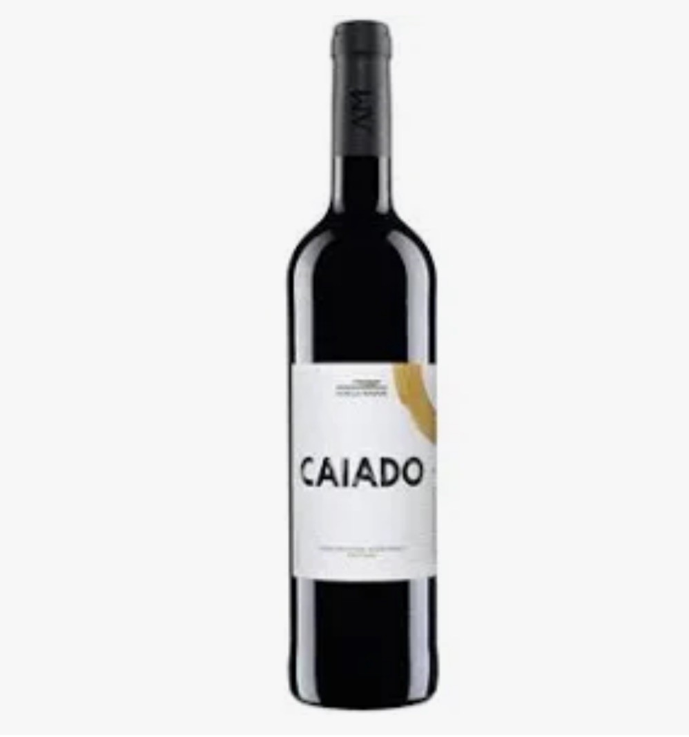 Garrafa de vinho tinto com rótulo branco e texto CAIADO