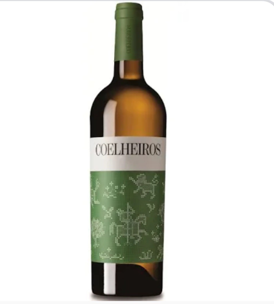 Garrafa de vinho com rótulo branco e verde com padrões pixelados e texto COELHEIROS