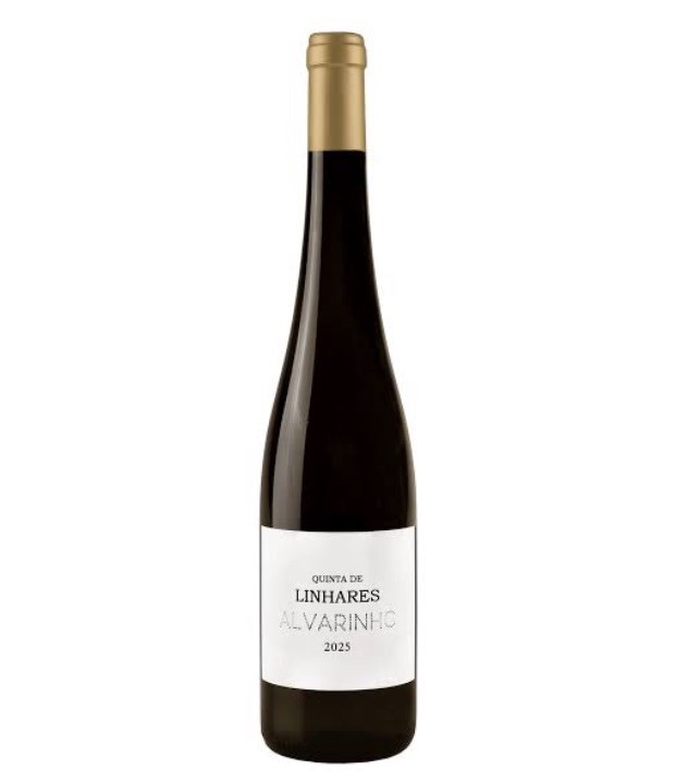 Garrafa de vinho Quinta de Linhares Alvarinho 2025 com rótulo branco e tampa dourada.