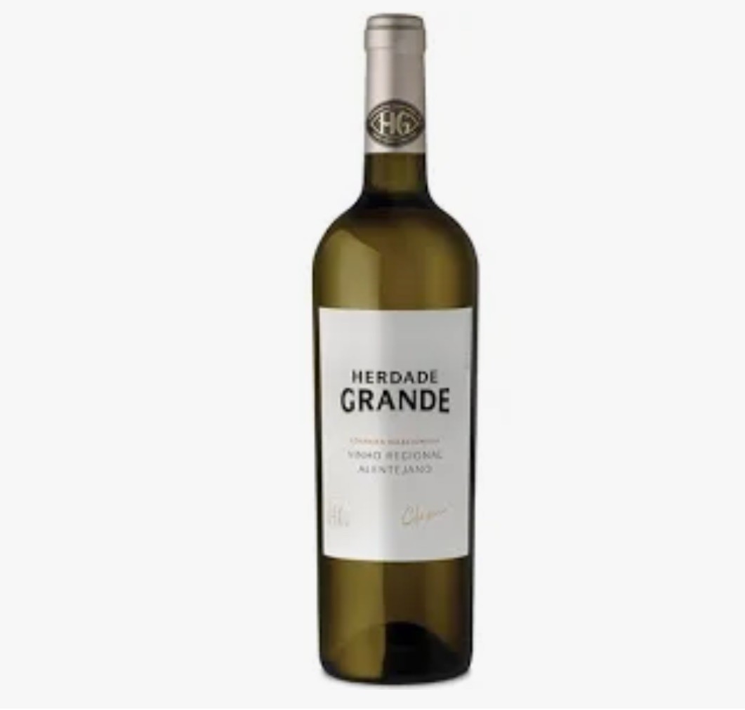 Garrafa de vinho branco Herdade Grande com rótulo branco e selo prateado no gargalo