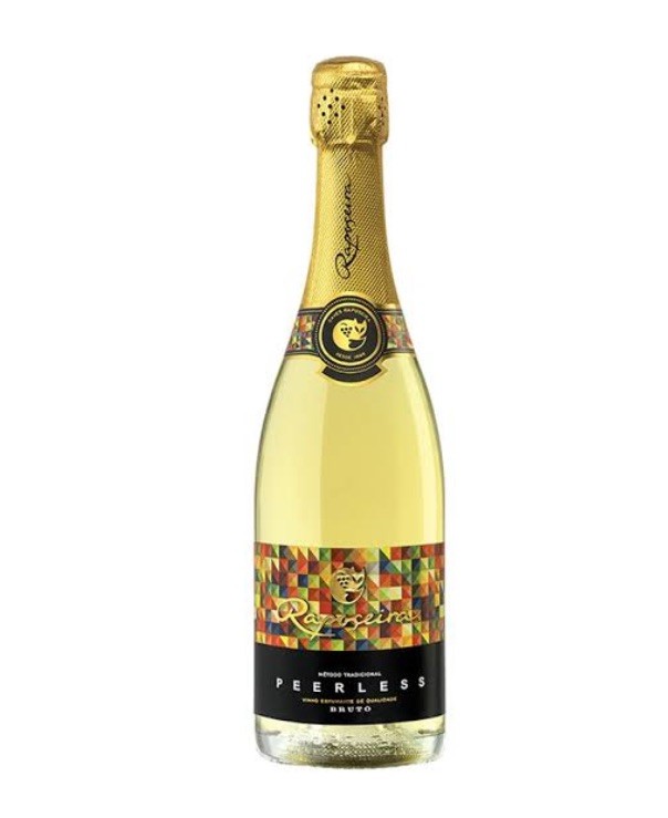 Garrafas de espumante branco com rótulos coloridos e texto e cápsula dourada