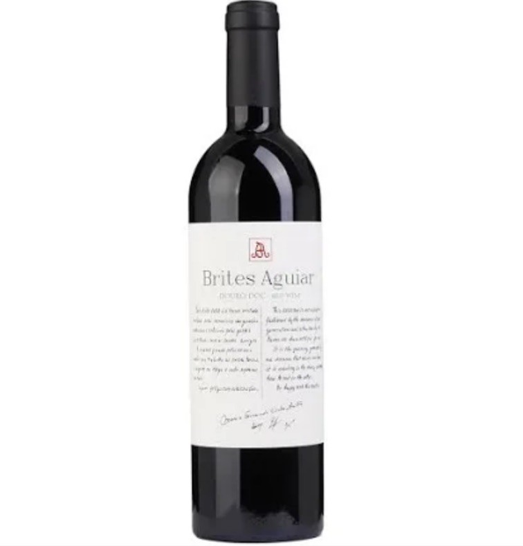 Garrafa de vinho tinto Brites Aguiar com rótulo branco