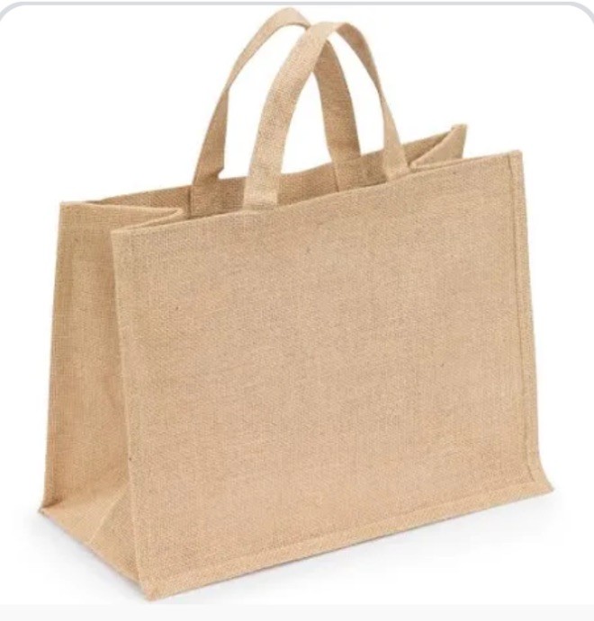 Saco de compras grande em tecido bege com pegas curtas.