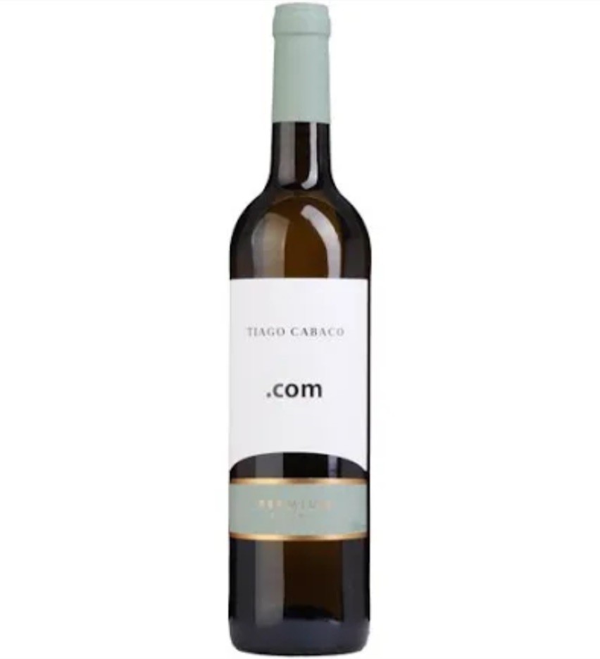 Garrafa de vinho com rótulo branco e azul claro