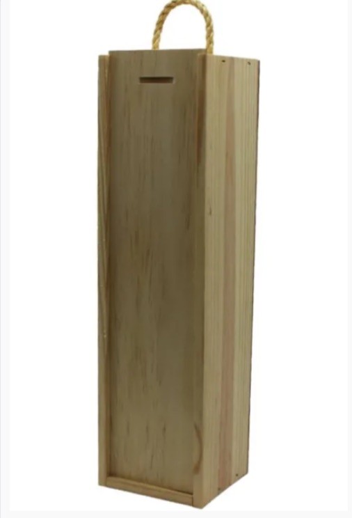 Caixa de madeira clara com alça de corda