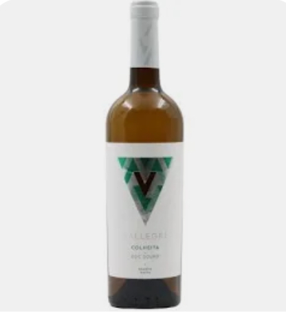 Garrafa de vinho branco com rótulo branco e triângulo verde com letra V