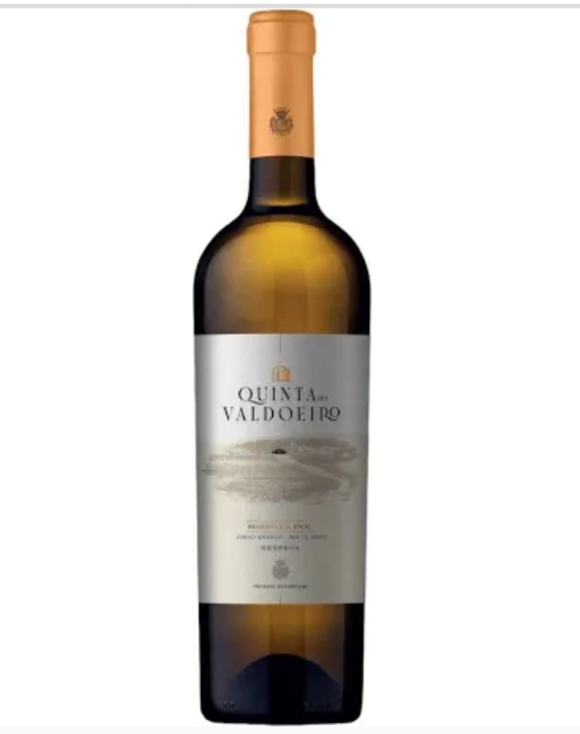 Garrafa de vinho branco Quinta do Valdoeiro com rótulo prateado e tampa laranja