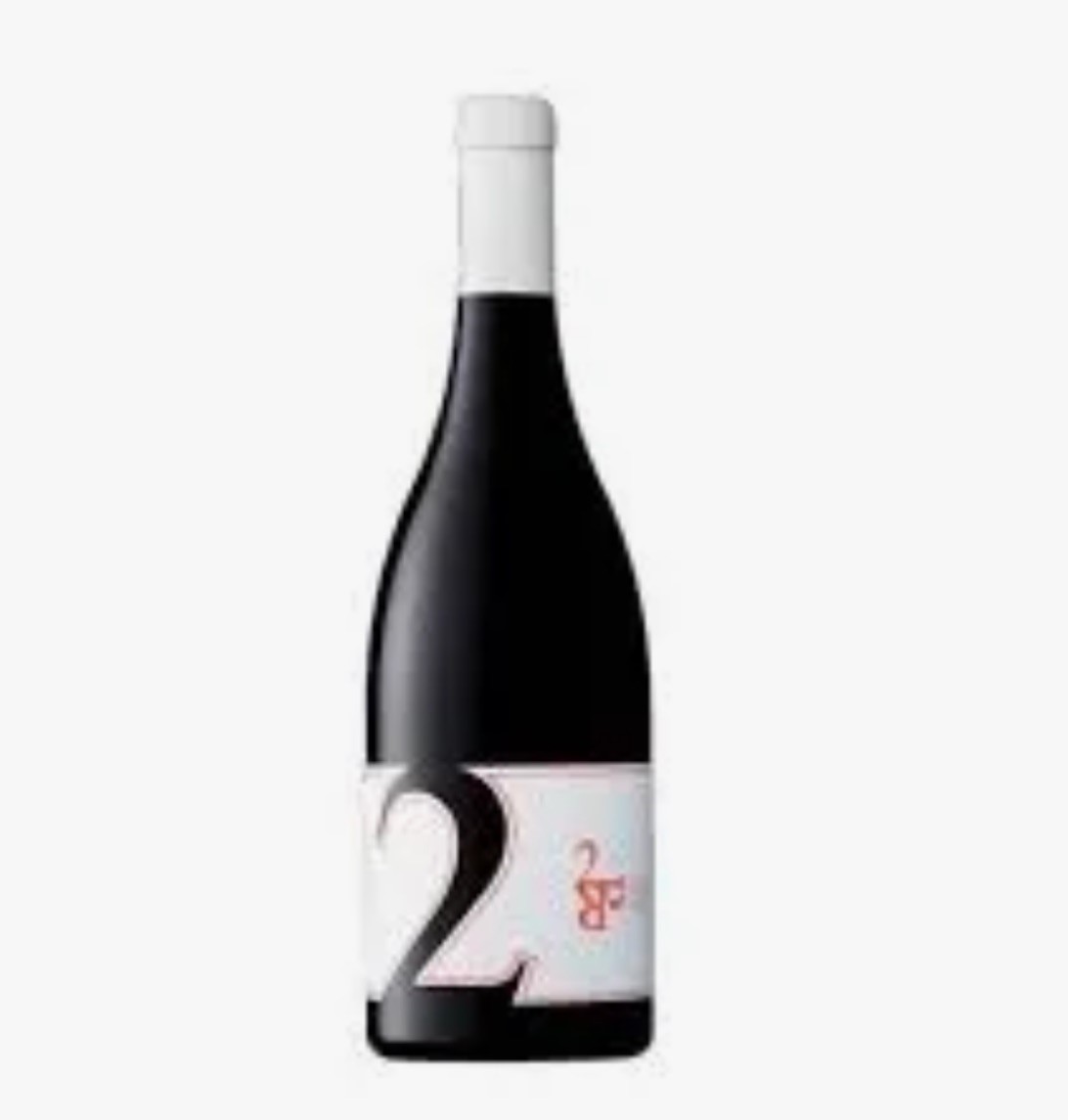 Garrafa de vinho tinto com rótulo branco e número 2 em preto.