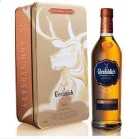 Garrafa de uísque Glenfiddich com caixa metálica dourada de edição aniversário