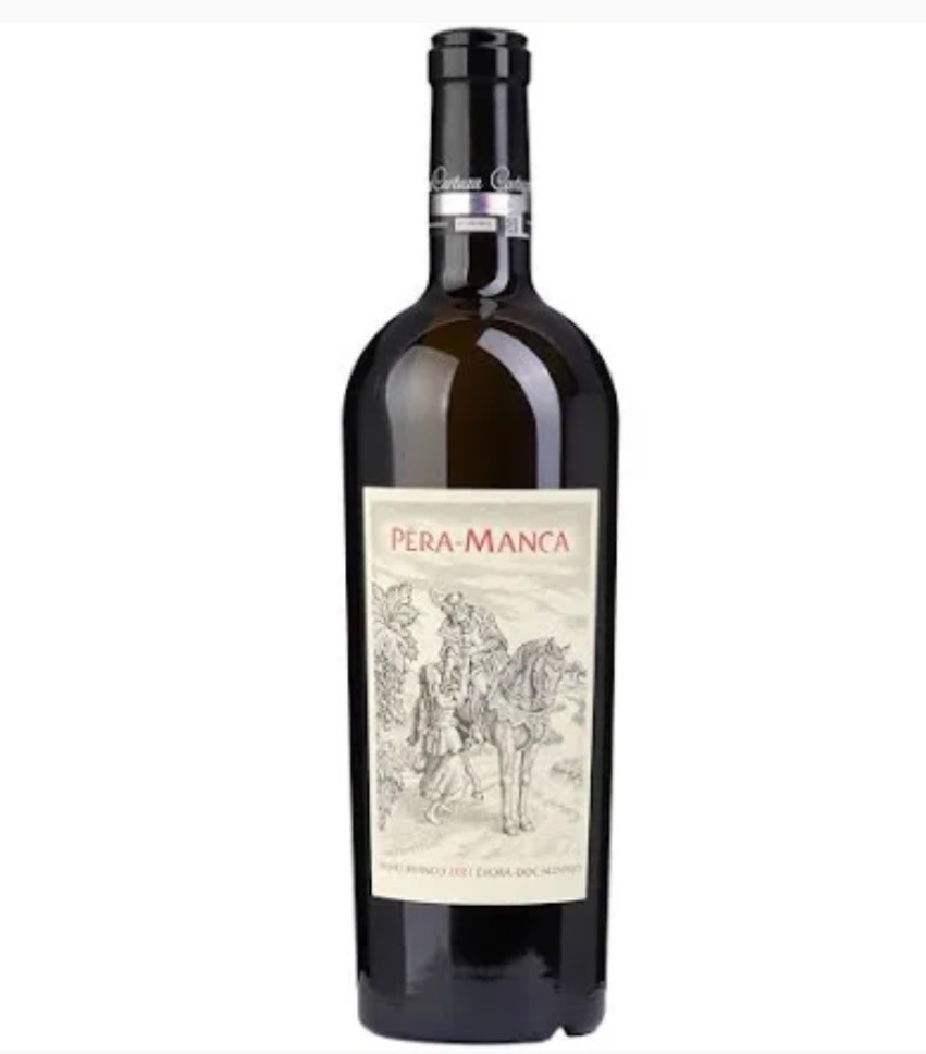 Garrafa de vinho tinto Pêra-Manca com rótulo branco e desenho a preto