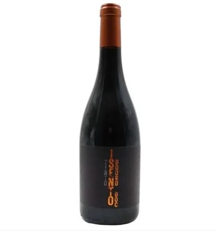 Garrafa de vinho tinto com etiqueta preta e texto laranja vertical.