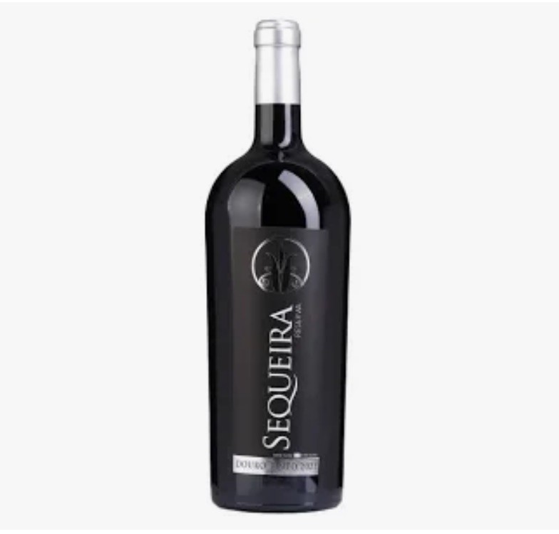 Garrafa de vinho tinto com rótulo preto e texto branco