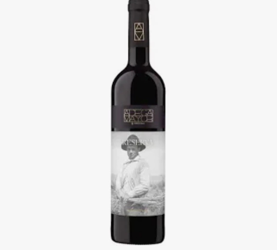 Garrafa de vinho tinto com rótulo preto e branco e imagem de um homem de chapéu