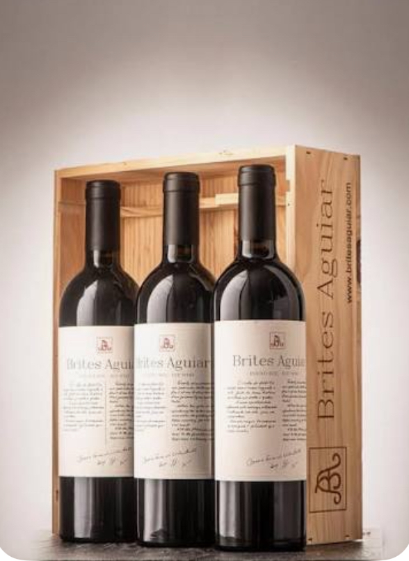 Três garrafas de vinho Brites Aguiar na caixa de madeira