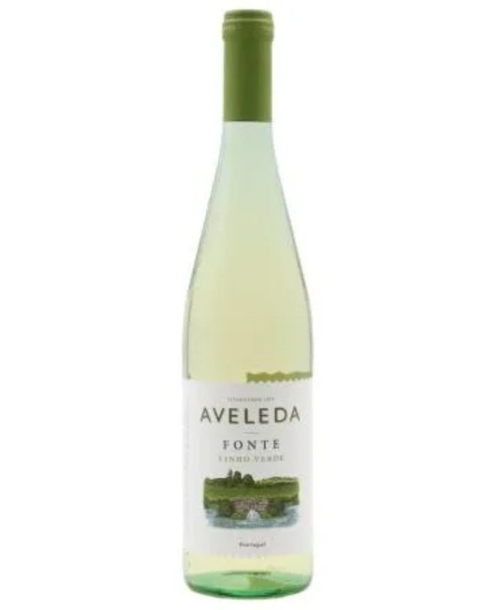 garrafa de vinho branco Aveleda Fonte Vinho Verde com rótulo branco e cápsula verde