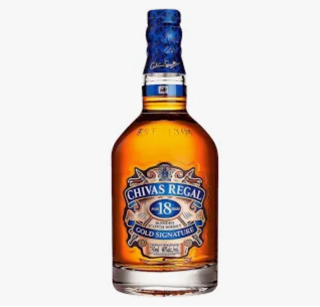 Garrafa de uísque Chivas Regal 18 anos em fundo branco
