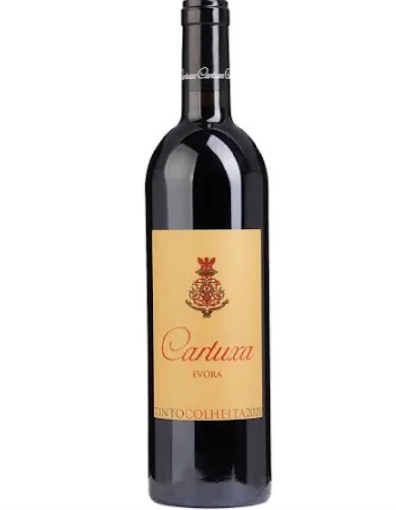 Garrafa de vinho tinto Cartuxa Évora 2020 com rótulo amarelo e brasão vermelho