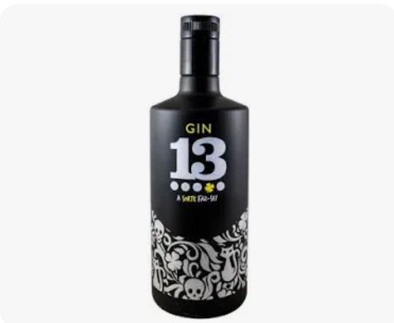 Garrafa preta de gin com rótulo decorado e texto SIN 13 A SUITE PARA SI