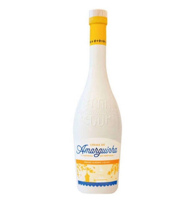 Garrafa branca de creme de licor Amarguinha com tampa amarela e rótulo azul e amarelo