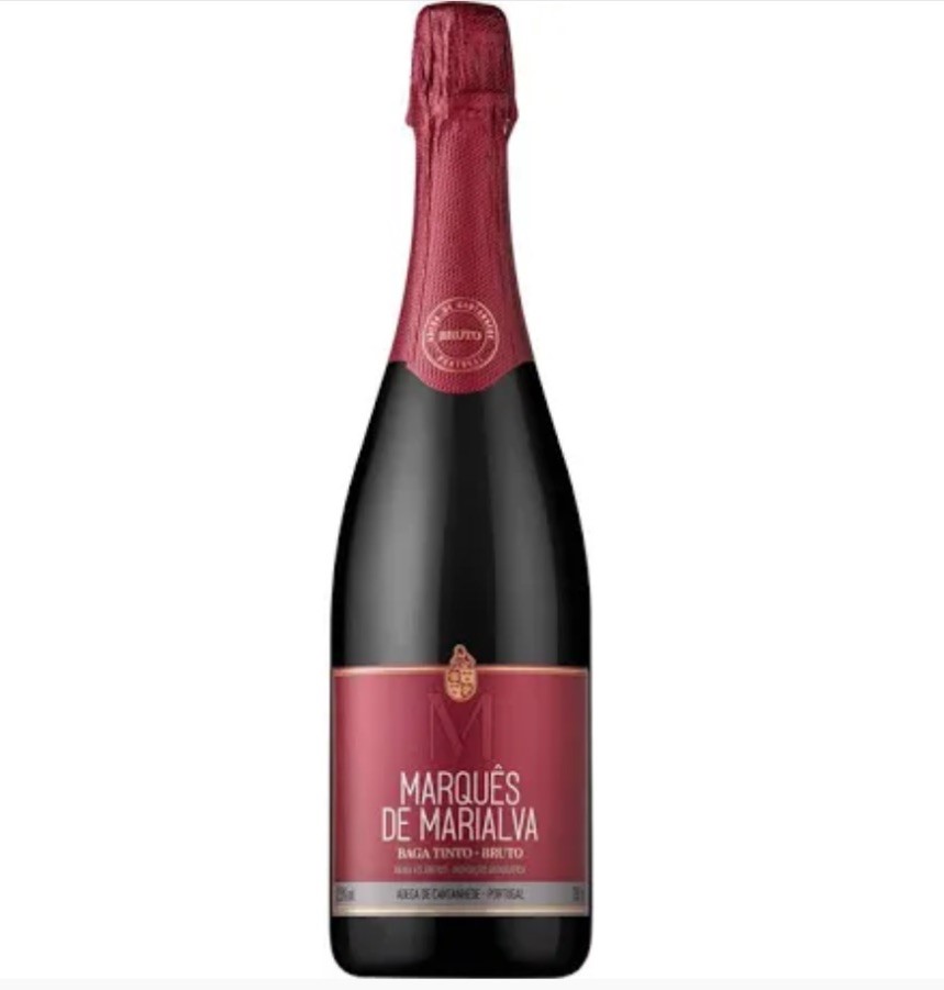 Garrafa de vinho espumante tinto Marquês de Marialva com rótulo bordeaux.