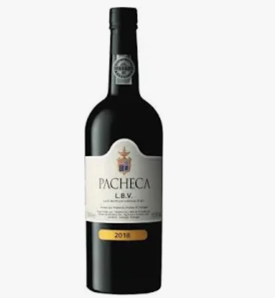 Garrafa de vinho Pacheca L.B.V. ano 2018 com rótulo branco e etiqueta amarela