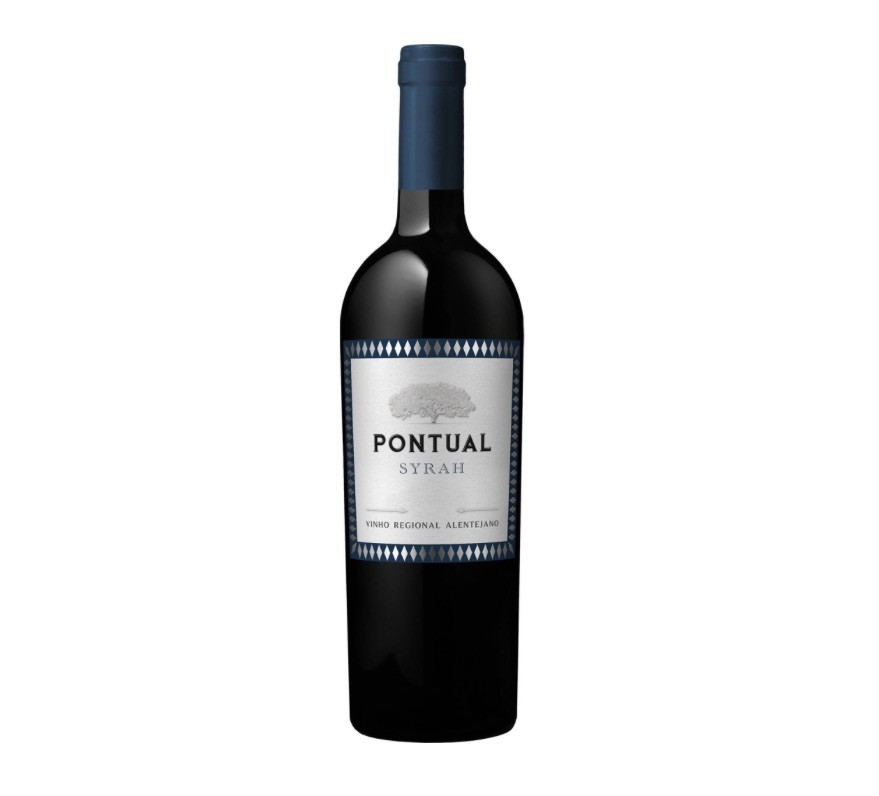 Garrafa de vinho tinto com rótulo branco e azul da marca Pontual Syrah Alentejano.