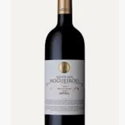 Garrafa de vinho tinto Quinta dos Nogueirões com rótulo branco e cápsula dourada